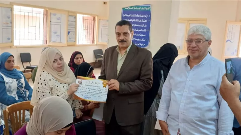 وزارة العمل تسلم شهادات إتمام التدريب المهنى لخريجي 4 دورات مجانية بسوهاج