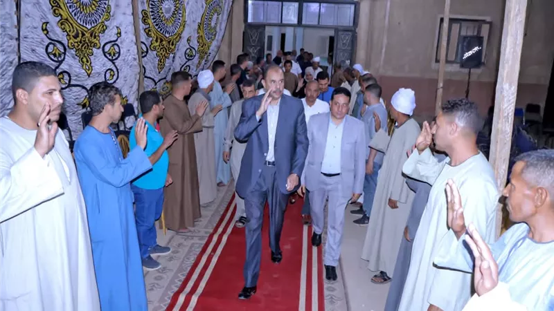محافظ سوهاج يؤدي واجب العزاء لأسرة 