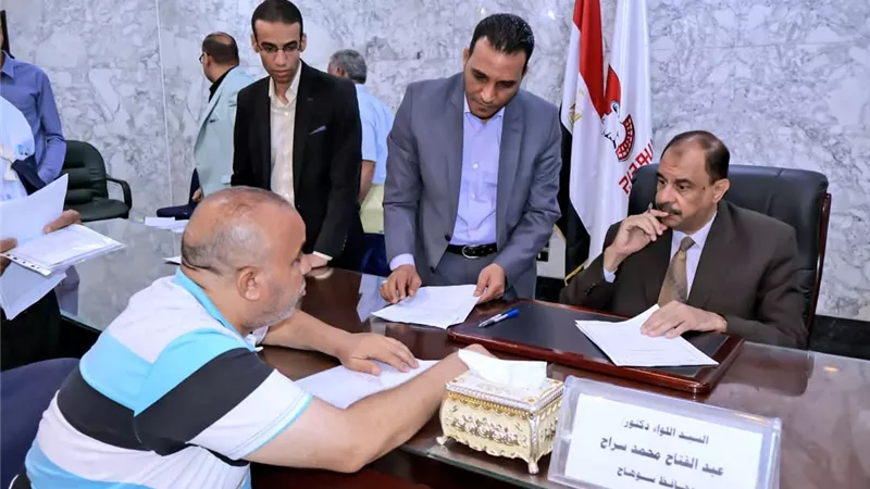 محافظ سوهاج يعقد اللقاء الجماهيري الأسبوعي للاستماع إلى شكاوى وطلبات المواطنين