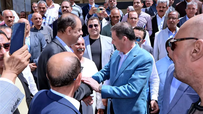 وزير الزراعة يقرر صرف 25 ألف جنيه وترقية استثنائية لمسئول حماية الأراضي المصاب بسوهاج 
