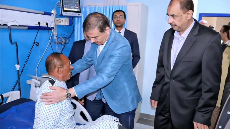 وزير الزراعة ومحافظ سوهاج يزوران مسئول حماية الأراضي المصاب بالمستشفى الجامعي