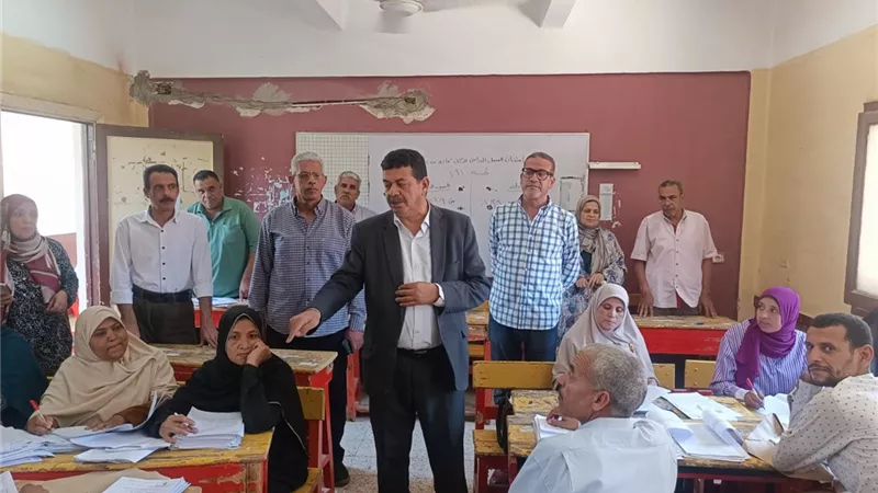مدير التعليم العام بسوهاج يتفقد أعمال تصحيح الشهادة الإعدادية