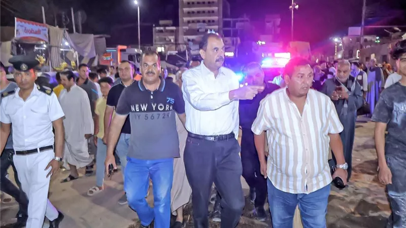 محافظ سوهاج يتفقد مستوى الخدمات المقدمة للمواطنين في أخميم وساقلتة ويوجه برفع الإشغالات 