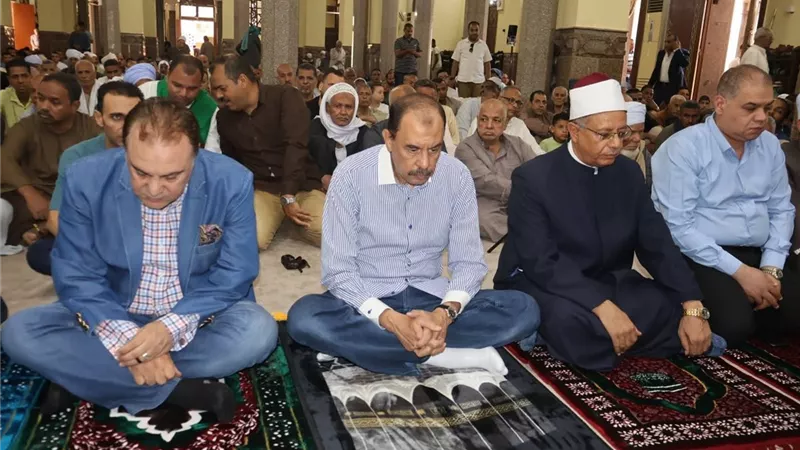 محافظ سوهاج يؤدي صلاة الجمعة بمسجد 