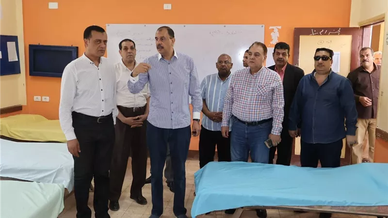 محافظ سوهاج يتفقد تجهيزات لجان امتحانات الثانوية العامة واستراحات الملاحظين