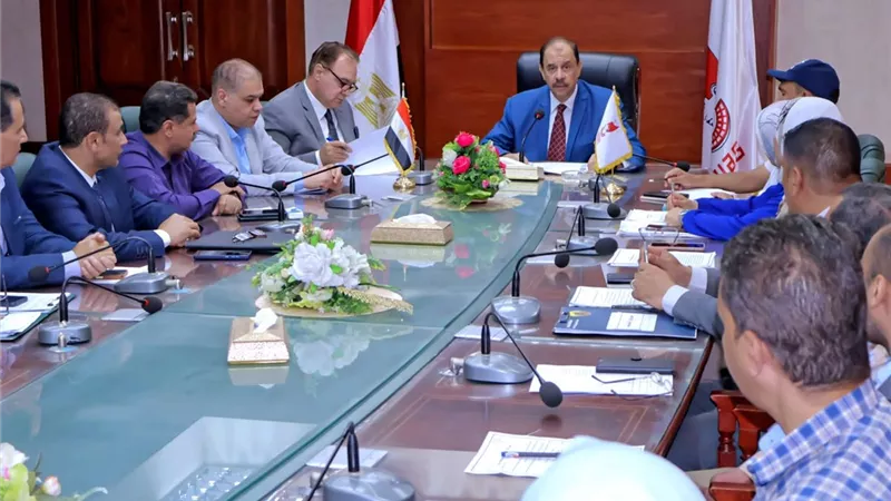 محافظ سوهاج يعقد اجتماعًا لوضع خطط تشغيل الأسواق الحضرية الجديدة