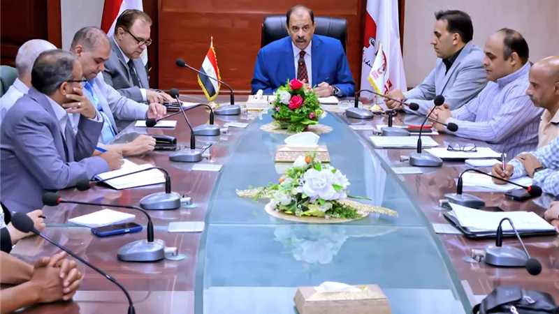 محافظ سوهاج يبحث الموقف التنفيذي لمشروعات كورنيش أخميم وجرجا وكوبري الكورنيش الغربي