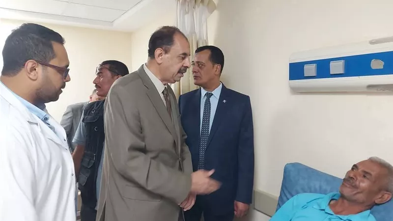 محافظ سوهاج يطمئن على مراقبى الثانوية العامة المصابين بمستشفى جهينة المركزي