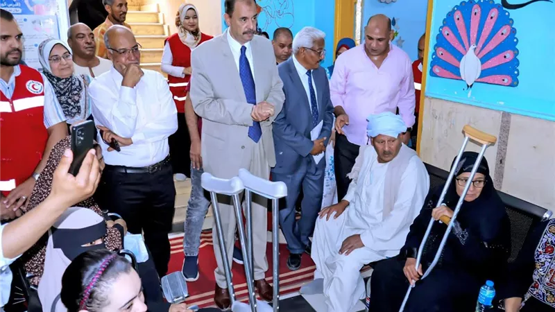محافظ سوهاج يتفقد قافلة تركيب الأطراف الصناعية بمستشفى الهلال الأحمر بالحويتي