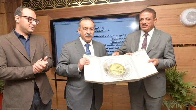 محافظ أسيوط يكرم سكرتير عام المحافظة تقديرًا لجهوده وعطائه في دعم العمل التنفيذي