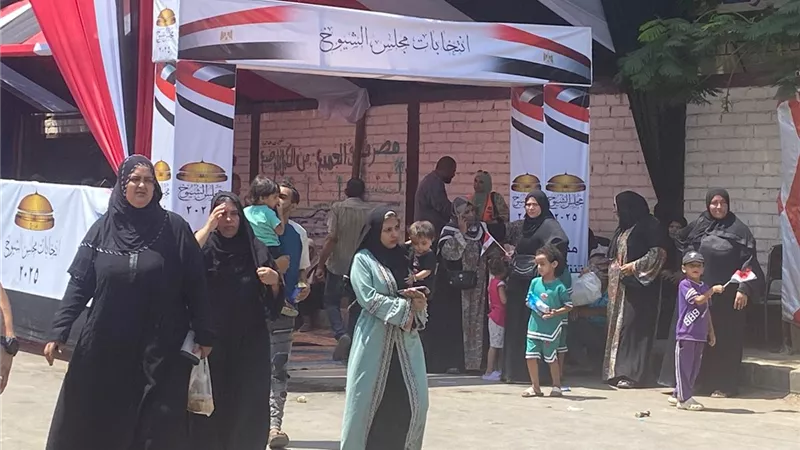 بالصور : استمرار التوافد علي لجان الجيزة في انتخابات مجلس الشيوخ .. والأطفال بعلم مصر