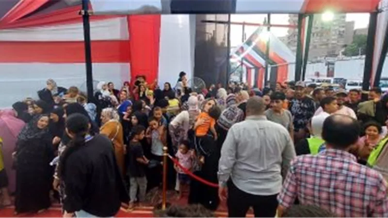 بأعلام مصر.. احتشاد كبير للشباب أمام لجان انتخابات مدرسة الوراق الثانوية