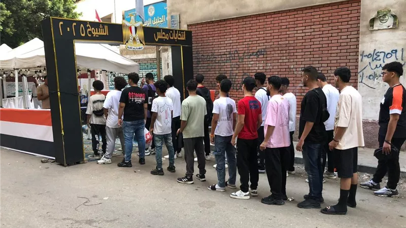 توافد الناخبين من الشباب فى انتخابات الشيوخ بإمبابة وسط أجواء احتفالية 