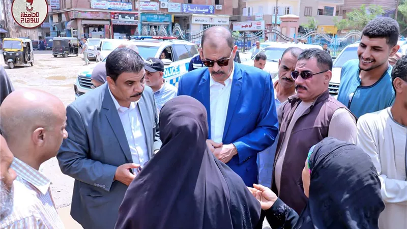 محافظ سوهاج يتفقد الأسواق والمواقف وأعمال تطوير ميدان الشهداء بالمنشاه