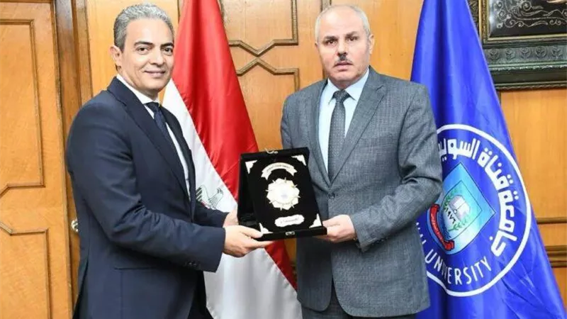 جامعة قناة السويس تُكرم نقيب الإعلاميين لأبحاثه في العلوم البينية بين الاقتصاد والإعلام.