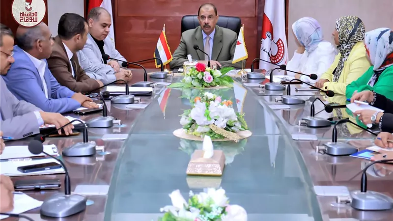 محافظ سوهاج يتابع خطط تشغيل الأسواق الحضارية الجديدة