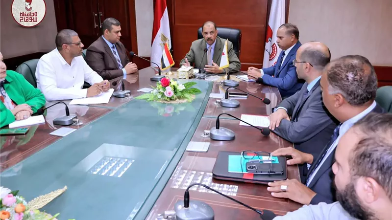 محافظ سوهاج يبحث آليات التسويق للفرص الاستثمارية مع ممثلي الكيانات والمؤسسات المالية والمصرفية