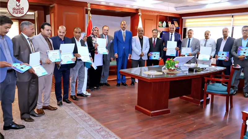 محافظ سوهاج يكرم 15 من المتميزين الحاصلين على مراكز متقدمة بمركز التنمية المحلية