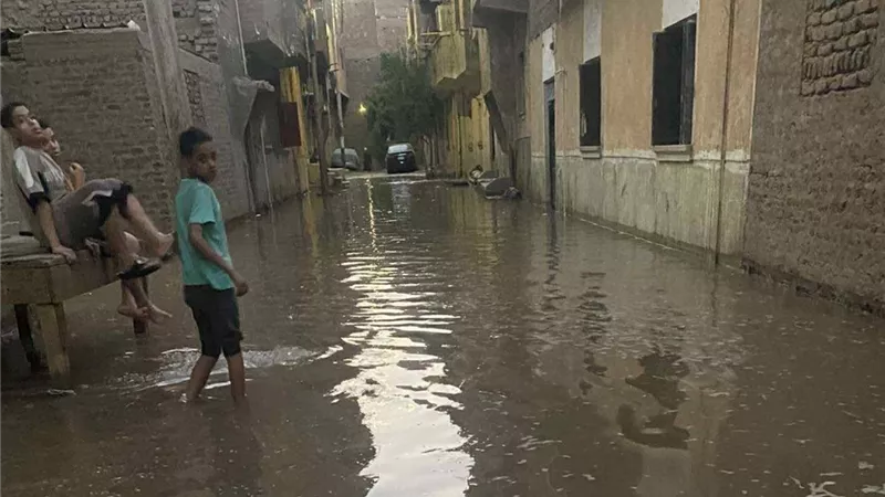 المياه دخلت البيوت.. كسر ماسورة مياه تغرق شوارع قوص في قنا 