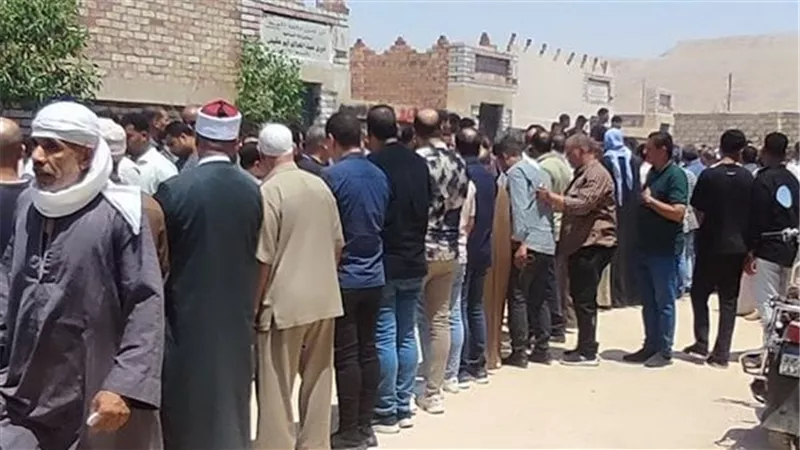 تشييع جثمان أحد ضحايا شاطئ أبو تلات بالإسكندرية بمسقط رأسه في أخميم بسوهاج