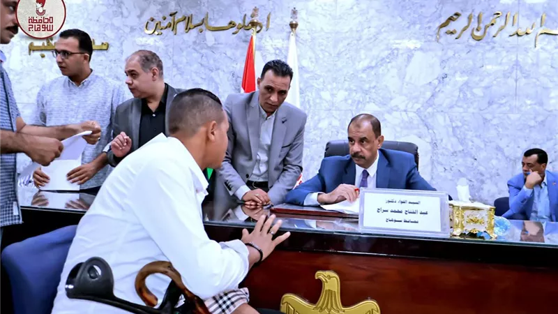 محافظ سوهاج يعقد اللقاء الجماهيري الأسبوعي للاستماع إلى شكاوى وطلبات المواطنين
