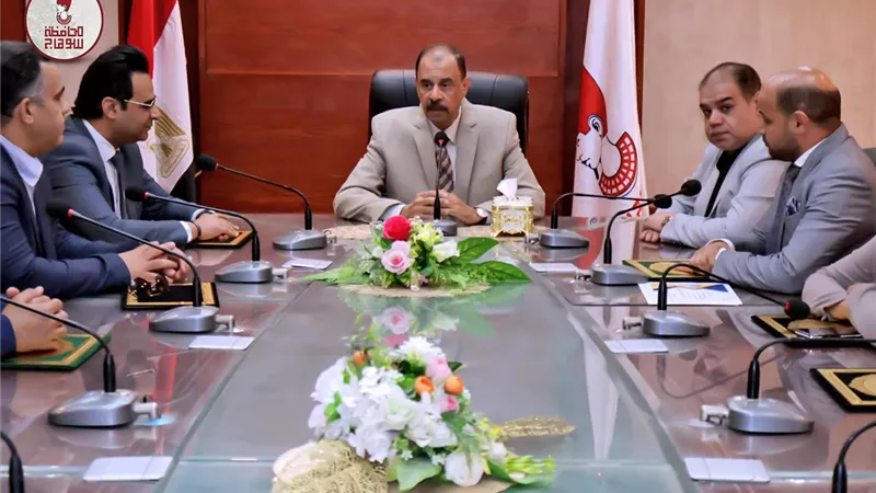 محافظ سوهاج يكرم وكيل وزارة الصحة و9 من مديري الإدارات الفنية والوحدات الصحية المعتمدة
