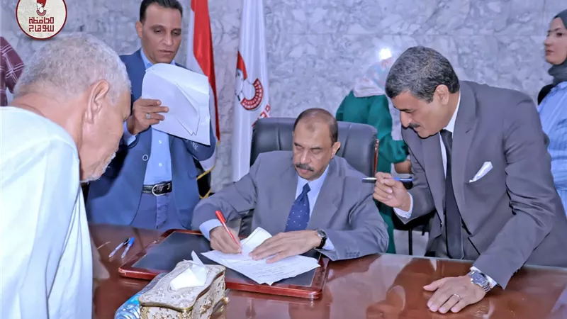 محافظ سوهاج يعقد اللقاء الجماهيري الأسبوعي للاستماع إلى شكاوى وطلبات المواطنين
