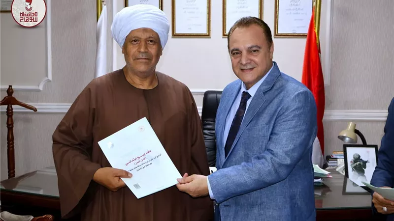 السكرتير العام يسلم عددا من عقود التقنين المؤمنة للمواطنين من مختلف مراكز سوهاج 
