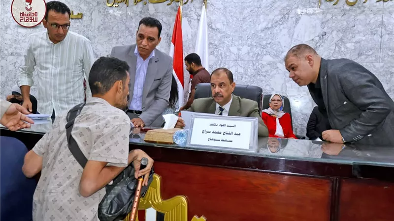 محافظ سوهاج يستمع الي شكاوى وطلبات المواطنين خلال اللقاء الجماهيري الأسبوعي