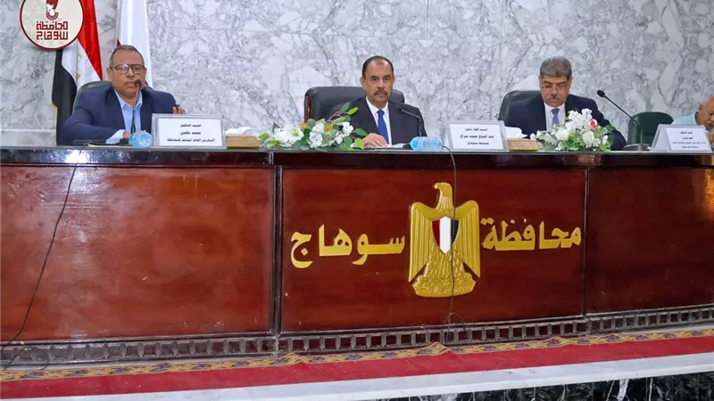 محافظ سوهاج يعقد اجتماعا موسعا لبحث موقف المشروعات الصغيرة والمتوسطة ومتناهية الصغر