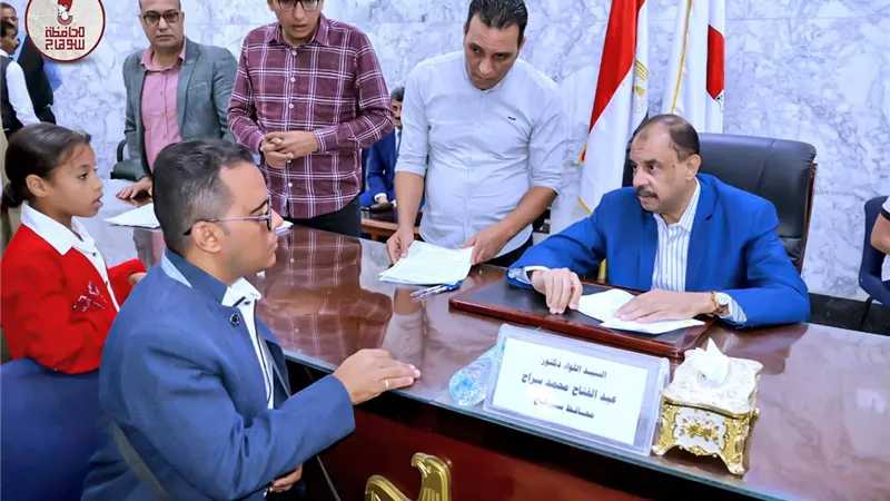 محافظ سوهاج يعقد اللقاء الجماهيري الأسبوعي للاستماع إلى شكاوى وطلبات المواطنين