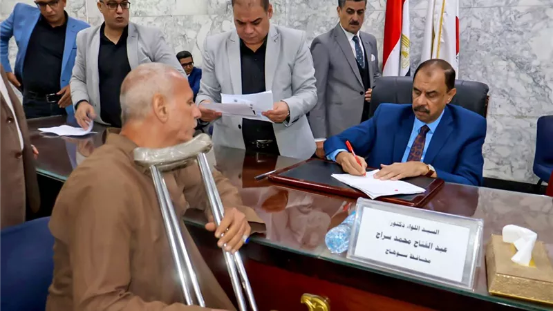 محافظ سوهاج يستمع الي شكاوى وطلبات المواطنين خلال اللقاء الجماهيري الأسبوعي 