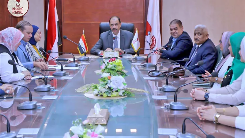 محافظ سوهاج يترأس اجتماع اللجنة الدائمة لمناهضة العنف ضد المرأة