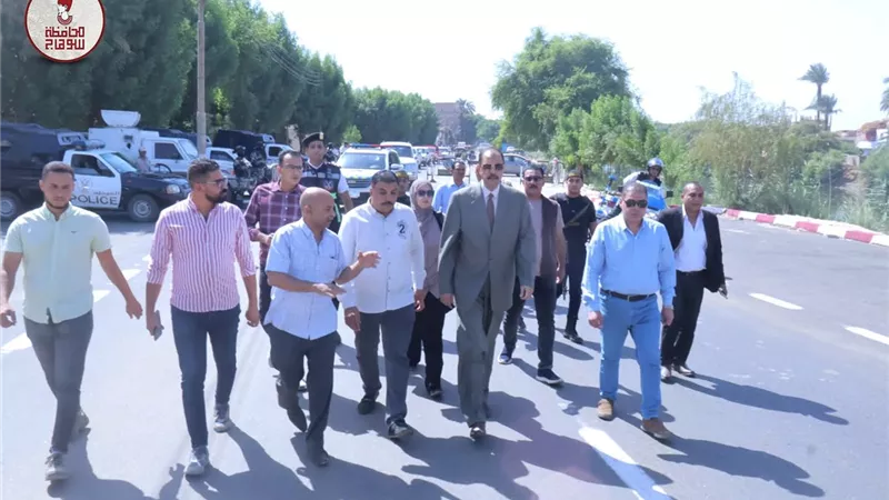 محافظ سوهاج يتفقد أعمال رصف ورفع كفاءة الطرق والميادين بمركز المنشاة