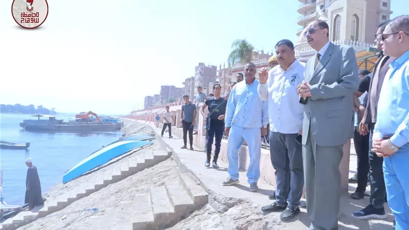 محافظ سوهاج يتفقد المسطح المائي للجزيرة المستجدة للاطمئنان على منسوب المياه