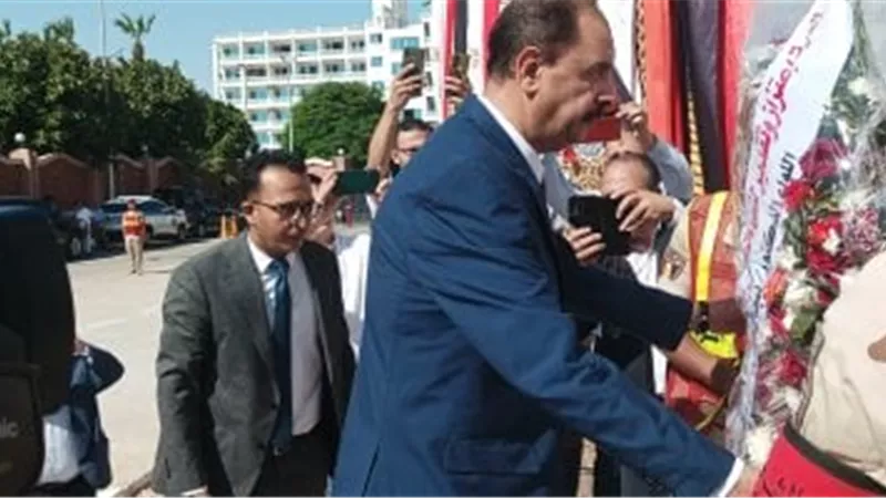 محافظ سوهاج يضع إكليل الزهور على النصب التذكارى فى ذكرى انتصارات أكتوبر