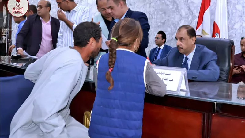 محافظ سوهاج يعقد اللقاء الجماهيري الأسبوعي للاستماع إلى شكاوى وطلبات المواطنين