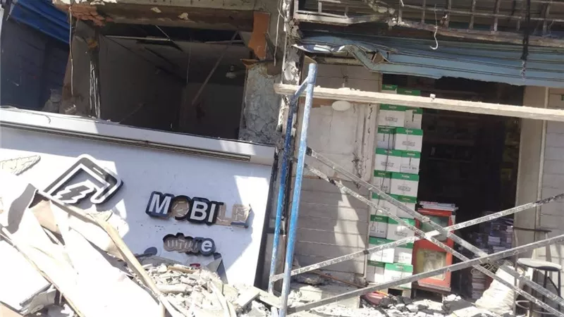 كسر واجهتهم بلودر.. مجهول يقتحم 3 محلات تجارية في بندر قنا