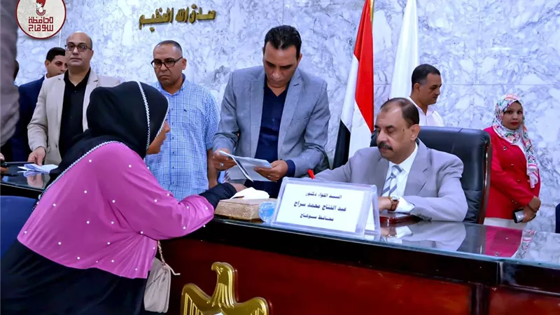 محافظ سوهاج يعقد اللقاء الجماهيري الأسبوعي للاستماع إلى شكاوى وطلبات المواطنين