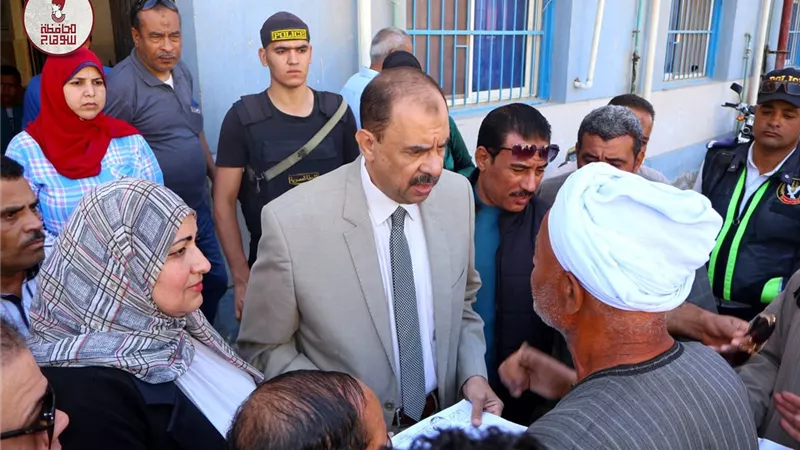 محافظ سوهاج يتفقد مستوى الخدمات بمدارس ومصالح قريتي الشباتية وعرابة أبو الدهب