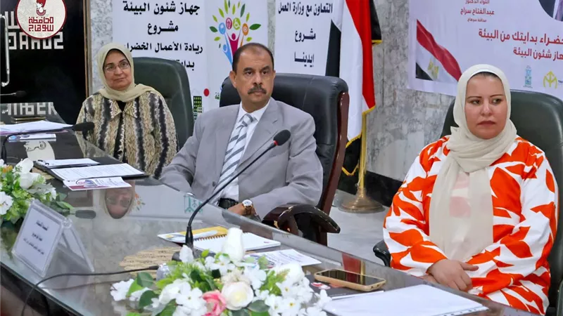 محافظ سوهاج يشهد ورشة عمل تعزيز الوعى لذوى الإعاقة ويسلم 25 عقد عمل