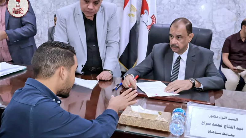 محافظ سوهاج يعقد اللقاء الجماهيري الأسبوعي للاستماع إلى شكاوى وطلبات المواطنين