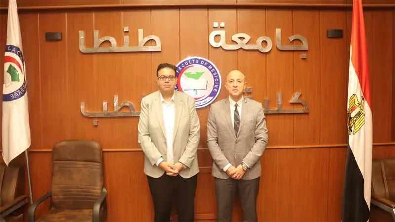 القائم بأعمال عميد طب طنطا يلتقي مدير عام الاستراتيجية بالمجلس الصحي المصري .