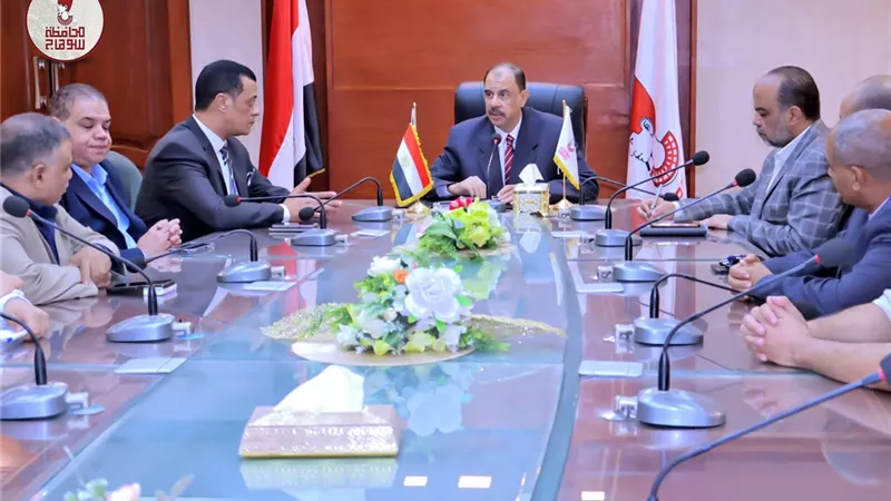 محافظ سوهاج يبحث آليات توفير الزي المدرسي بأسعار مخفضة وجودة عالية