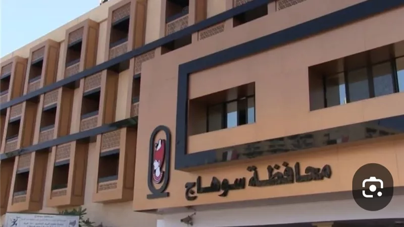 محافظ سوهاج يكلف بتكثيف حملات الرقابة لمتابعة مواقف السيارات والتزام السائقين بتعريفة الركوب الجديدة والمسارات المقررة