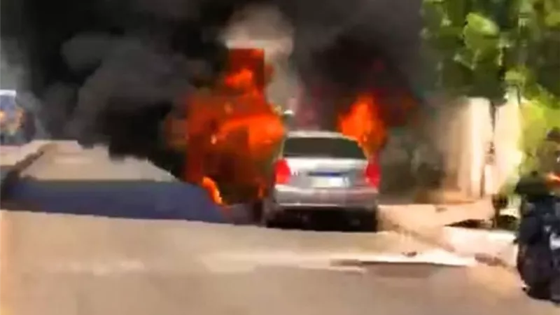 بسبب ماس كهربائي.. نشوب حريق داخل سيارة بجوار مسجد عبد الرحيم القنائي بقنا