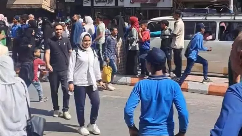 بعد مطاردة مثيرة في الشوارع.. أهالي نجع حمادي يضبطون لصًا مسلحًا حاول سرقة محل ذهب