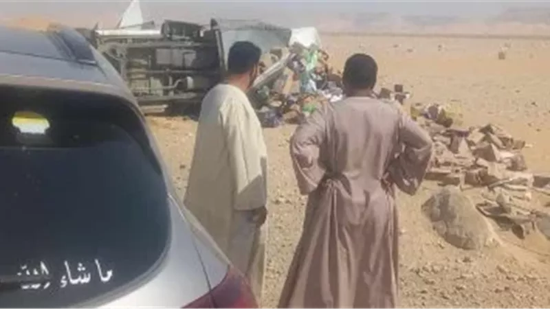 انقلاب سيارة مواد غذائية وإصابة قائدها بصحراوي قنا