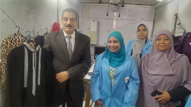 متابعة الدورة التدريبية لأعمال الخياطة بالوحدة المتنقلة في أبوتيج بأسيوط
