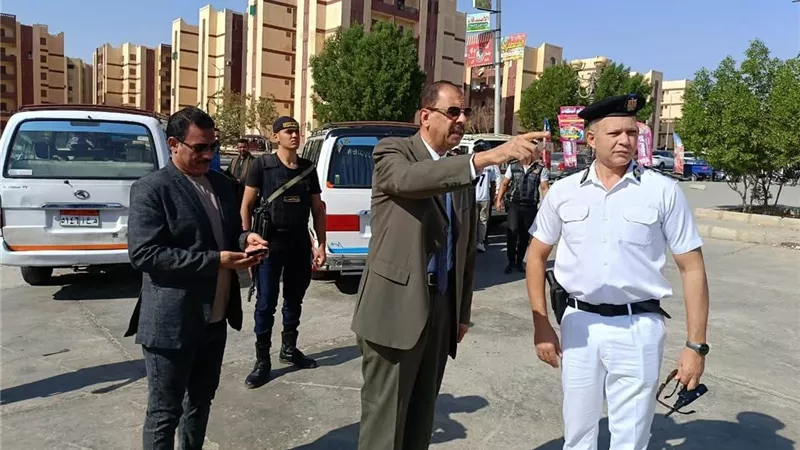 خلال جولة ميدانية.. محافظ سوهاج يتفقد موقف جامعة سوهاج الجديدة